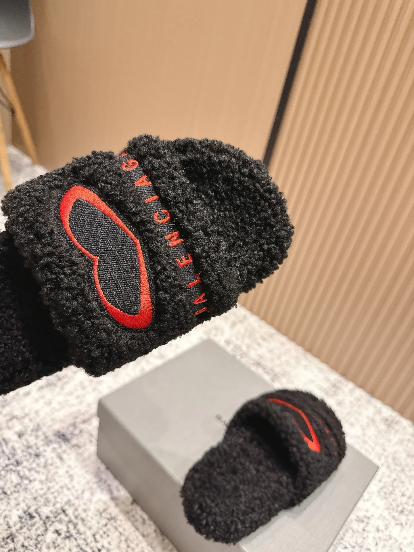 Factory direct sales p380🐘🐘Women's shoes, women's clothing, top version BALENCIAGA ~ Balenciaga fur slippers with new Balenciaga political Campaign logo embroidery! A favorite among European and American celebrities, celebrities, and internet celebrities, the upper is exquisite, hand-sewn and threaded, fluffy and soft against the skin.  This can be worn all year round! Wear it with socks in spring, autumn and winter, or wear it alone in summer. It looks good and is comfortable. The upper is wide, showing your feet and calves, and stepping into it is like bare feet on a carpet. It really matches, wears, and looks so good. When you put it on, it looks casual and simple fashion. It has a high-end feel and is invincible when you go out on the street! Size: 35-40